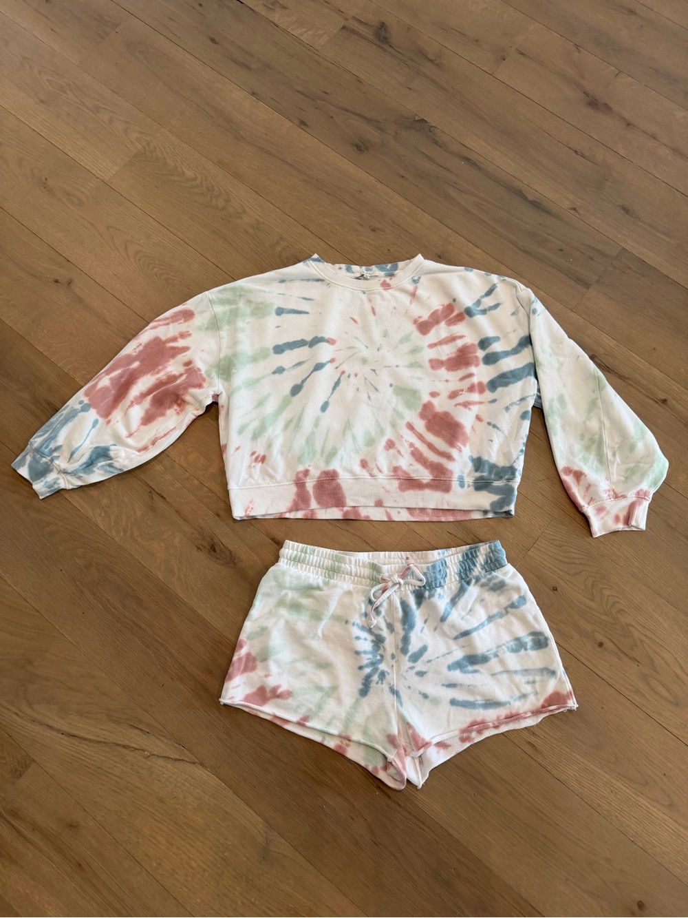Z Supply Tie-Dye Pullover Sweatshirt & Shorts set. Great condition!